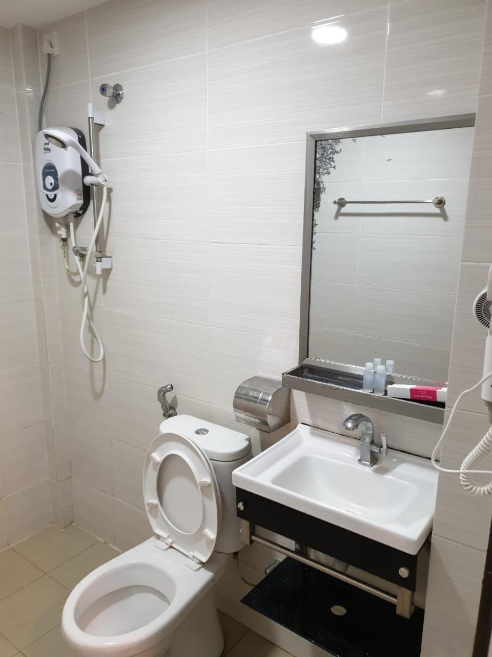 Angsoka Hotel Телук-Интан Экстерьер фото